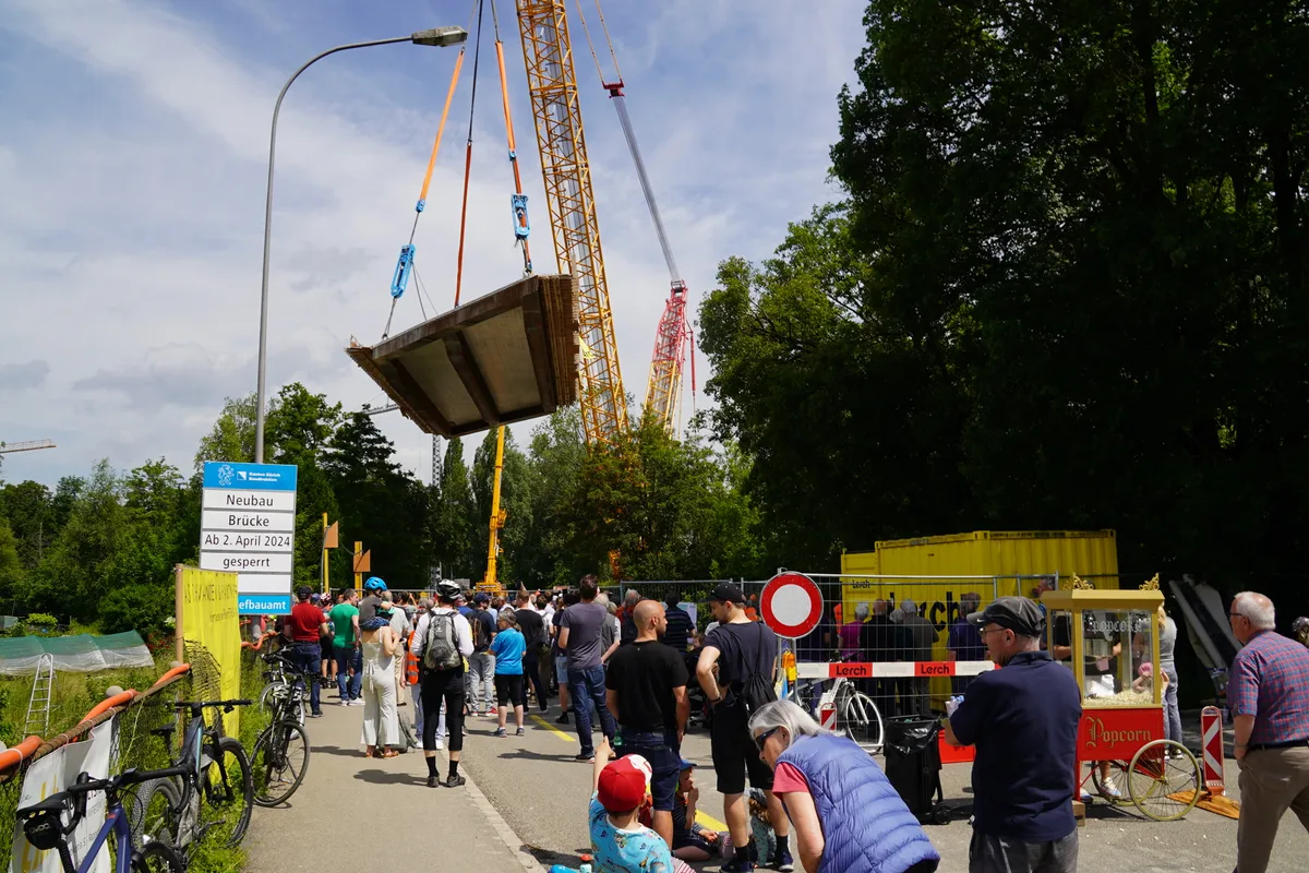 Transport von Brueckenplatte über dem Aabach in Niederuster.